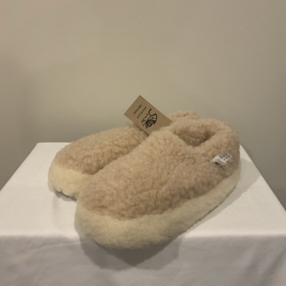 2 Set ~ Sheep by the Sea Slippers - 100% Wool ~ Unisex - Picture 4 of 8